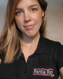 Almudena Mateo, fundadora de Panta Rei Events, sonriendo en un entorno creativo, s&iacute;mbolo de sensibilidad, profesionalismo y visi&oacute;n emocional en eventos.